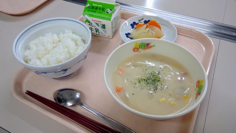 R80216給食　クラムチャウダー、大根と人参のコンソメ煮