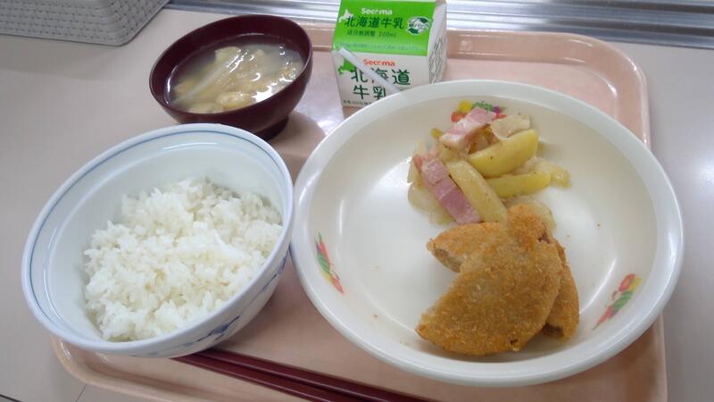 メンチカツ、ジャーマンポテト、味噌汁