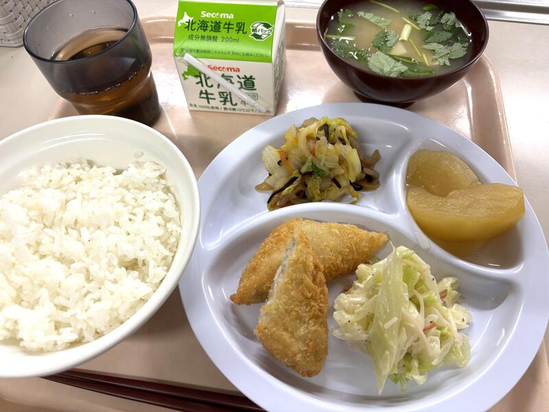 「サラダ」「リンゴのコンポート」