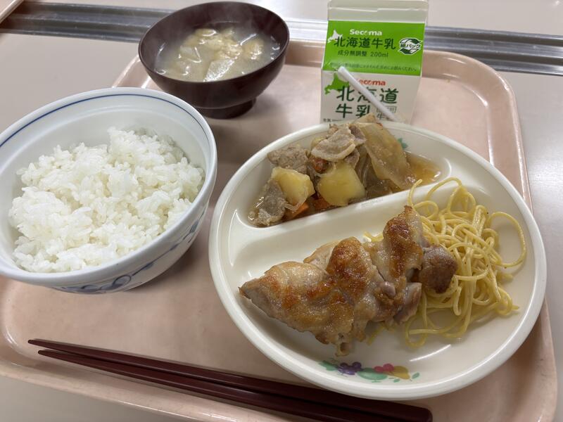 チキンソテー、肉じゃが、白飯、味噌汁