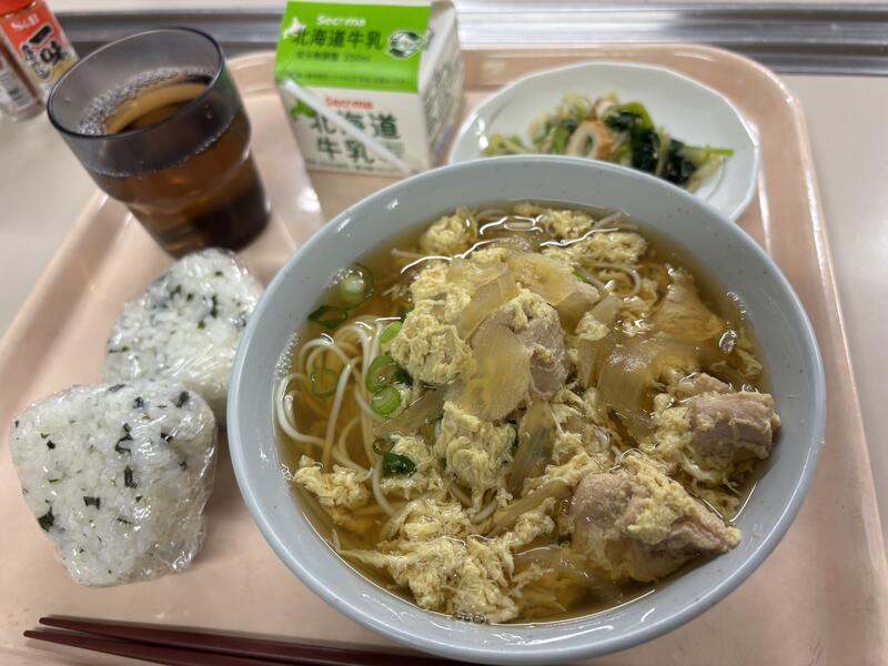「にゅうめん」「ほうれん草ともやしの和風サラダ（ちくわ入り）」「わかめおにぎり」