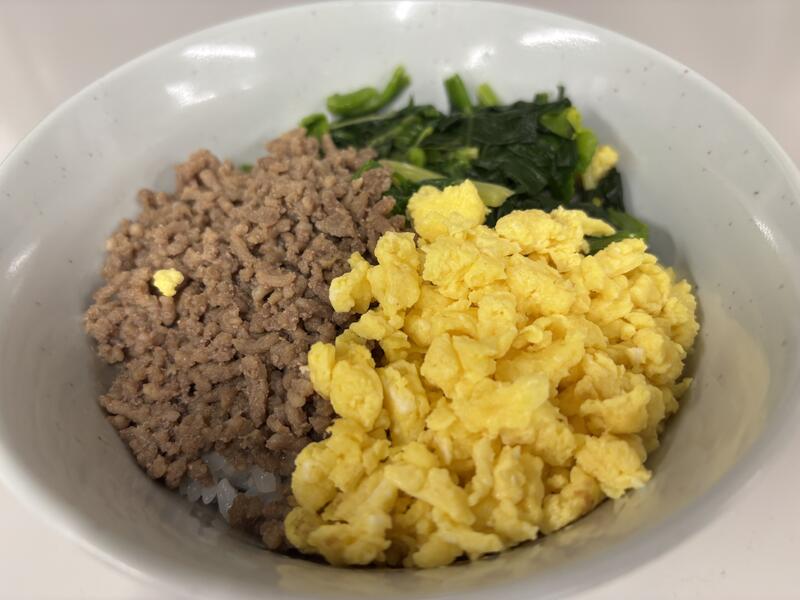 「三食丼」「大根と人参とカイワレの中華サラダ」「味噌汁」