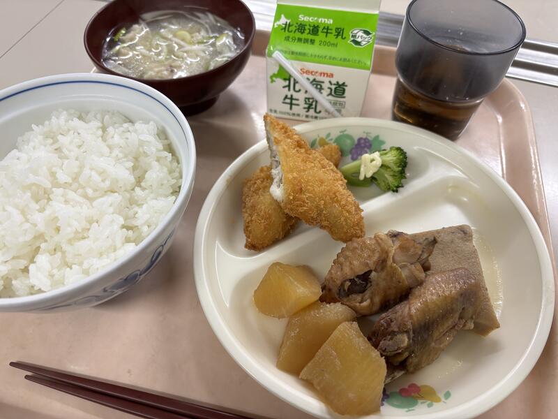 「白身魚フライ」「手羽先と大根の煮物」「すり身の味噌汁」「白飯」
