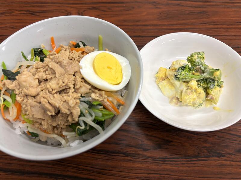 「ビビンバ丼」「ブロッコリーとツナサラダ」「味噌汁」