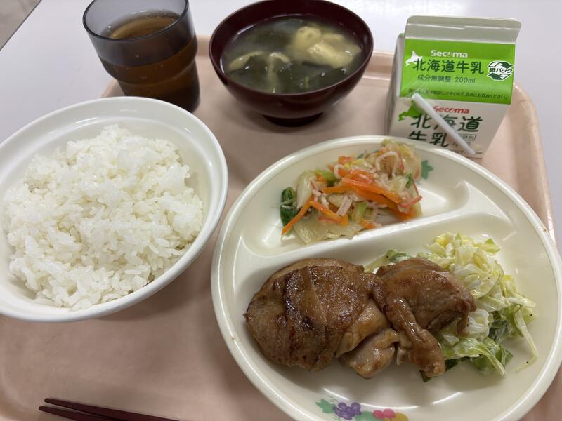 「鶏照り焼き」「白菜の中華和え」「味噌汁」