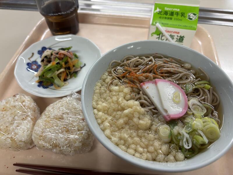 「たぬきそば」「小松菜とカニカマの海苔和え」「おにぎり」