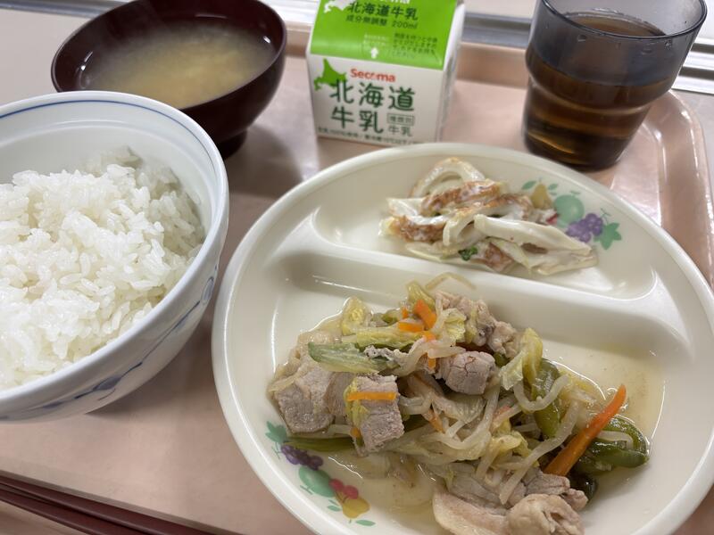 「肉野菜炒め」「ちくわの味噌マヨ和え」「味噌汁」「白飯」