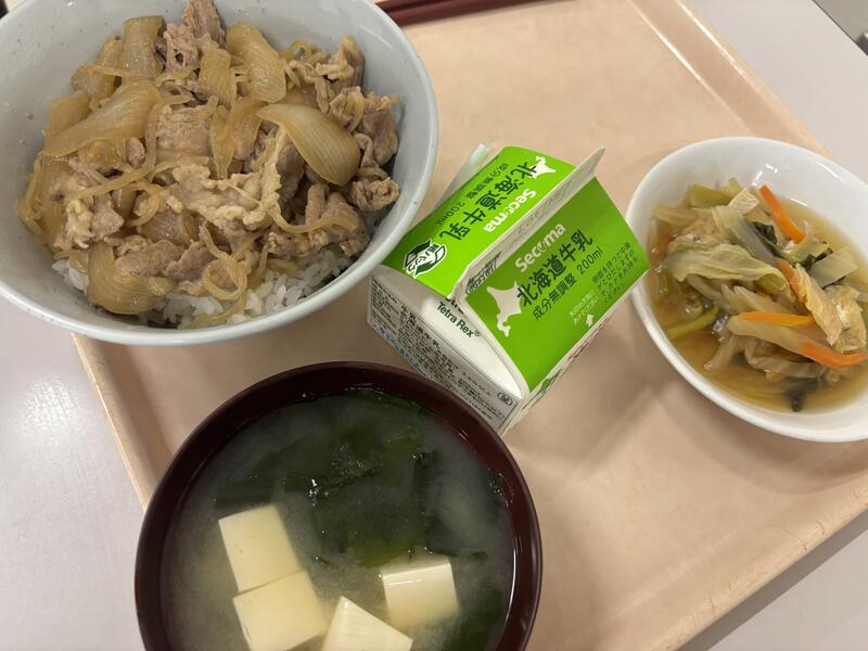 「豚すき丼」「白菜と小松菜の煮びたし」「味噌汁」