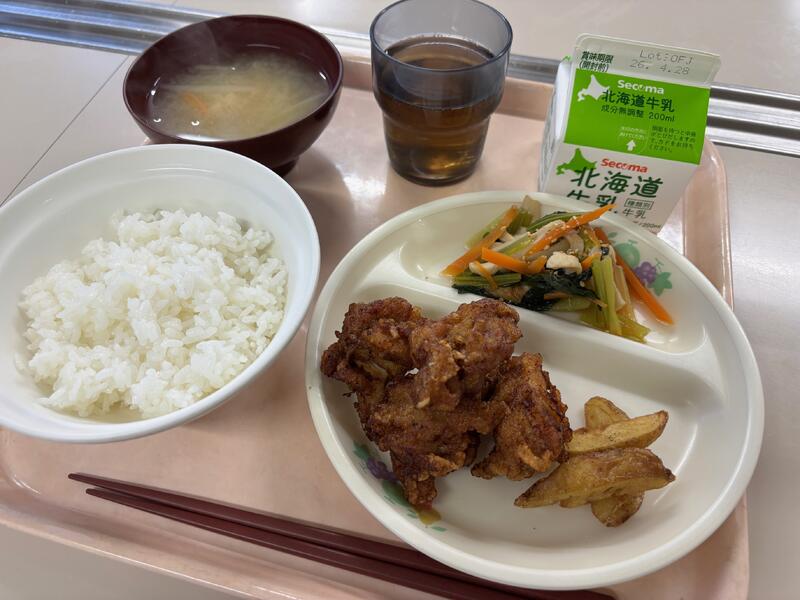 「鶏から揚げ」「フライドポテト」「小松菜とちくわの煮浸し」「味噌汁」