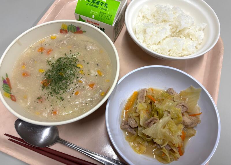 「クリームシチュー」「豚肉とキャベツの味噌炒め」「白飯」