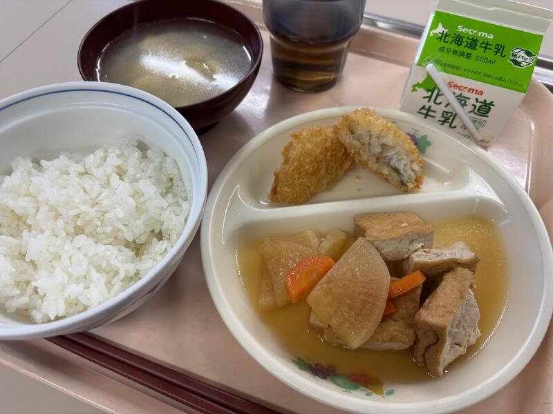 「鱈フライ」「厚揚げ中華炒め煮」「味噌汁」「白飯」
