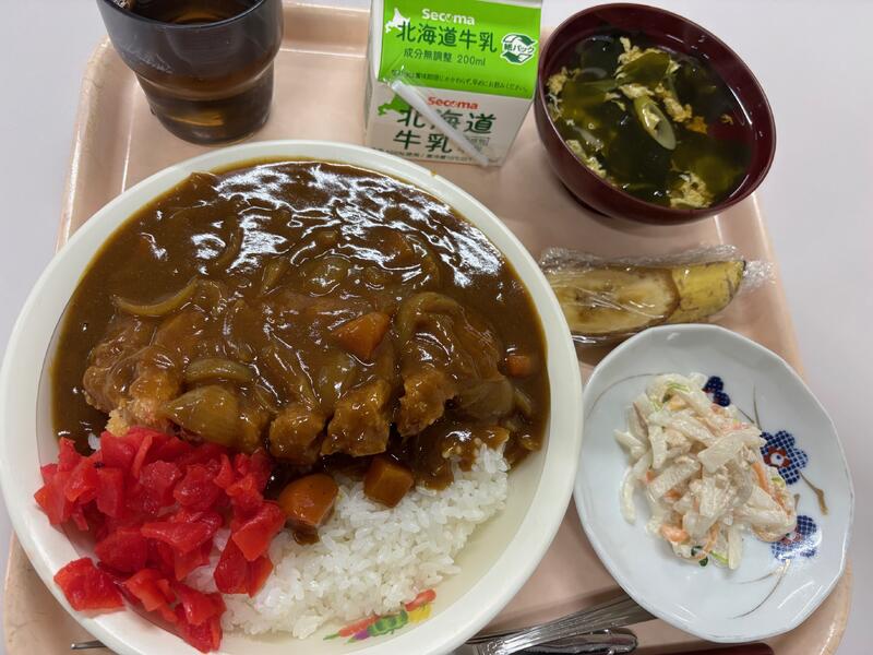 「カツカレー」、「大根と水菜のツナ和え」、「わかめとたまごのスープ」、「バナナ」